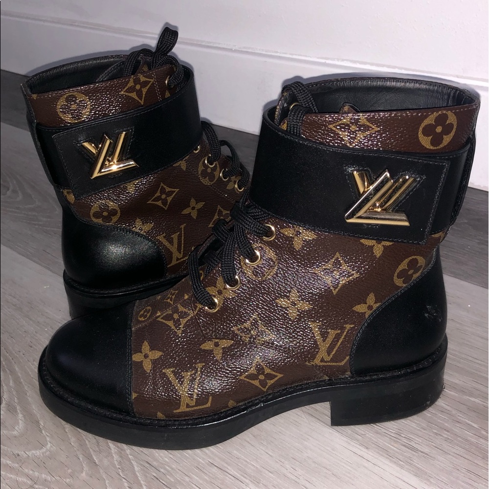 Louis Vuitton Wonderland Combat Booth Size 35.5